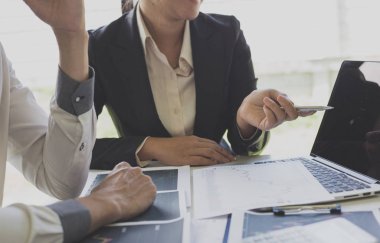 İşadamları hisse senedi verilerini analiz ediyor, erkek şirket çalışanları