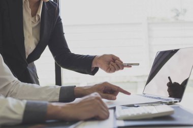 İşadamları hisse senedi verilerini analiz ediyor, erkek şirket çalışanları