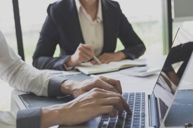 İşadamları hisse senedi verilerini analiz ediyor, erkek şirket çalışanları