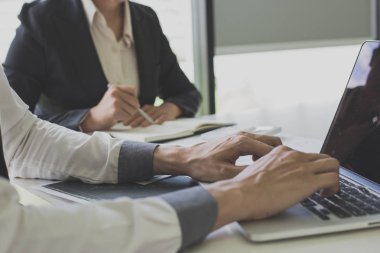 İşadamları hisse senedi verilerini analiz ediyor, erkek şirket çalışanları