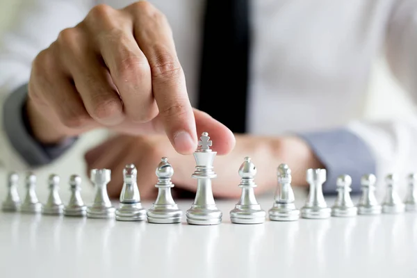 Młody człowiek biznesu gra w szachy, strategii biznesowej być s — Zdjęcie stockowe