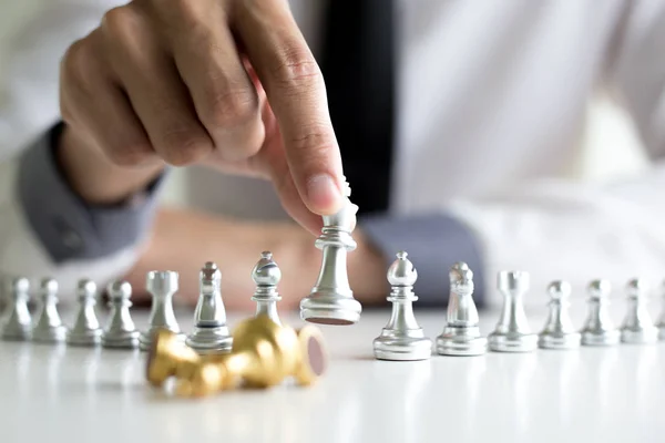 Pokonanie konkurentów biznesowych, młodych mężczyzn gra w szachy i Winn — Zdjęcie stockowe
