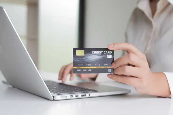 Nakupovat produkty online, obchodní lidé přinášejí kreditní karty t — Stock fotografie