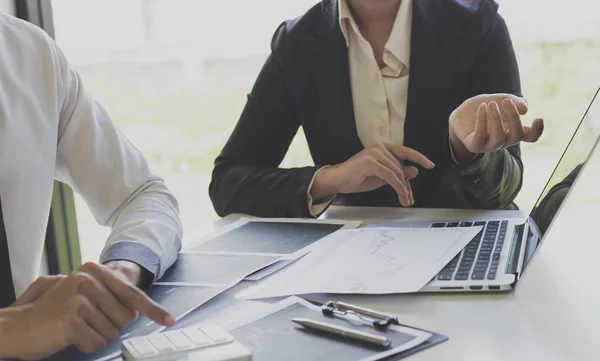 Zakenlieden analyseren aandelengegevens, werknemers van het mannelijke bedrijf zijn — Stockfoto