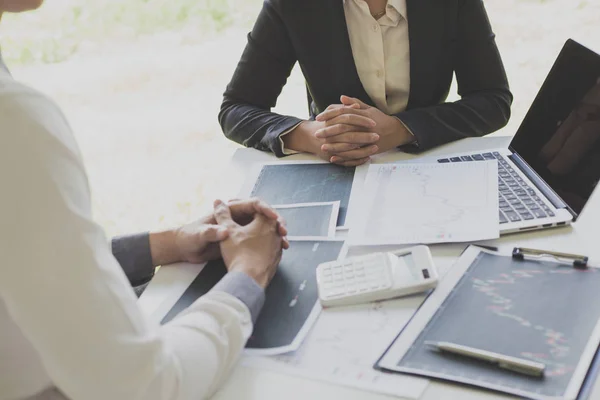 Los hombres de negocios están analizando los datos de las acciones, los empleados de la compañía masculina son — Foto de Stock