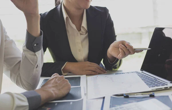 Zakenlieden analyseren aandelengegevens, werknemers van het mannelijke bedrijf zijn — Stockfoto