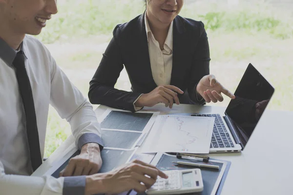 Zakenlieden analyseren aandelengegevens, werknemers van het mannelijke bedrijf zijn — Stockfoto