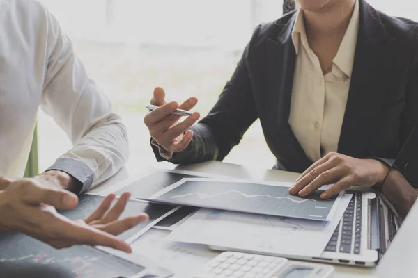 Zakenlieden analyseren aandelengegevens, werknemers van het mannelijke bedrijf zijn — Stockfoto