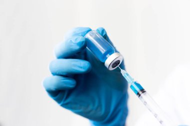 Bilim insanları ya da doktorlar laboratuvarda aşı hazırlama ve üretimi için virüs konseptini ortadan kaldırmak için virüs örnekleri topluyorlar..