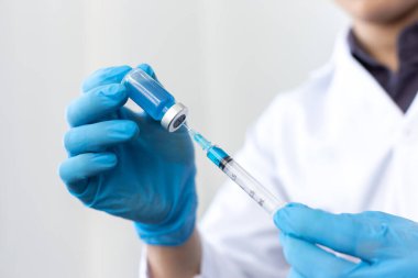 Bilim insanları ya da doktorlar laboratuvarda aşı hazırlama ve üretimi için virüs konseptini ortadan kaldırmak için virüs örnekleri topluyorlar..