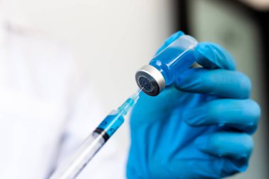 Bilim insanları ya da doktorlar laboratuvarda aşı hazırlama ve üretimi için virüs konseptini ortadan kaldırmak için virüs örnekleri topluyorlar..