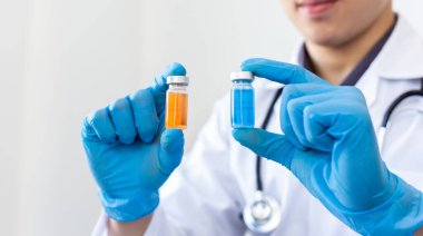 Bilim insanları ya da doktorlar laboratuvarda aşı hazırlama ve üretimi için virüs konseptini ortadan kaldırmak için virüs örnekleri topluyorlar..