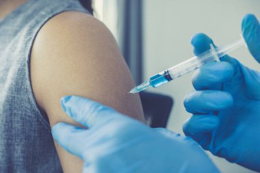 Doktor, modern bir hastane, Önleme ve Sağlık Konsepti 'nde yeni bir virüs türüne veya gribe karşı aşı sağladı..