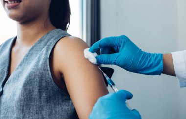 Doktor, modern bir hastane, Önleme ve Sağlık Konsepti 'nde yeni bir virüs türüne veya gribe karşı aşı sağladı..