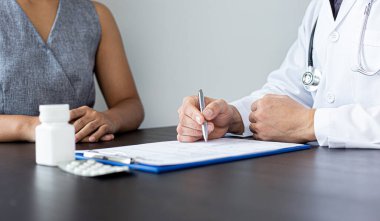 Doktor şu anda hastanın hastalığının tedavisi, teşhisi ve tıbbi danışma konsepti hakkında danışmanlık yapıyor..