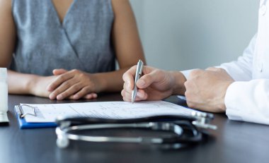 Doktor şu anda hastanın hastalığının tedavisi, teşhisi ve tıbbi danışma konsepti hakkında danışmanlık yapıyor..