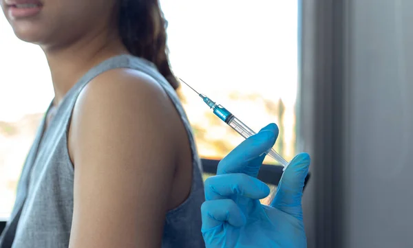 Вакцинация Пациентов Доктор Предоставил Вакцину Шприцем Против Нового Штамма Вируса — стоковое фото