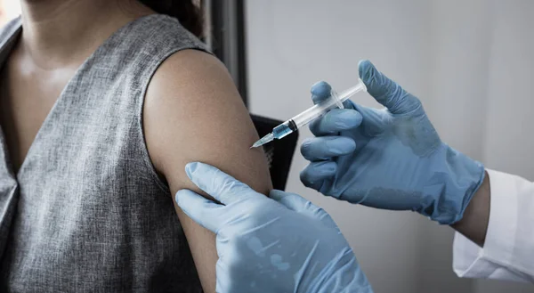 Вакцинация Пациентов Доктор Предоставил Вакцину Шприцем Против Нового Штамма Вируса — стоковое фото