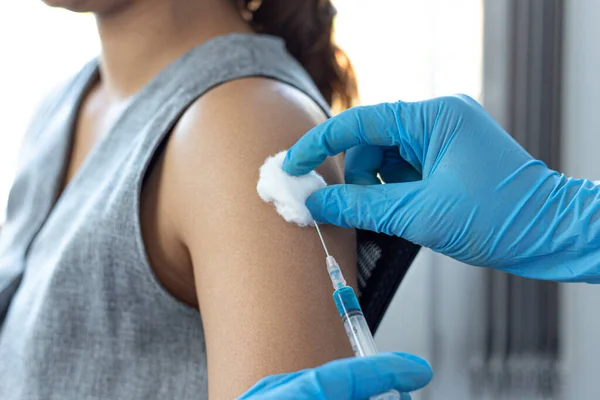 Doktor, modern bir hastane, Önleme ve Sağlık Konsepti 'nde yeni bir virüs türüne veya gribe karşı aşı sağladı..