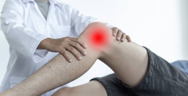 Hastaneye yatırılan hastalar için fizik tedavi uygulayan fizyoterapist veya hekimler, masaj veya kas gevşemesi ve fizik tedavi konsepti.