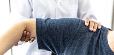 Hastaneye yatırılan hastalar için fizik tedavi uygulayan fizyoterapist veya hekimler, masaj veya kas gevşemesi ve fizik tedavi konsepti.