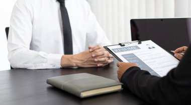 İK başkanı özgeçmişi ve adayın geçmişi hakkındaki bilgileri okuyor, Saha işverenleri iş başvuruları ve müzakere anlaşmaları, işe alım ve iş başvuruları kavramı ile görüşüyor.