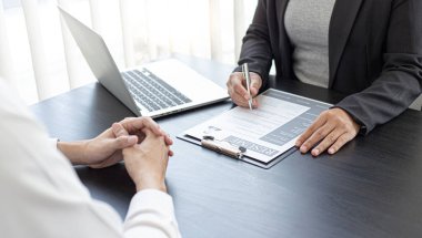 İK başkanı özgeçmişi ve adayın geçmişi hakkındaki bilgileri okuyor, Saha işverenleri iş başvuruları ve müzakere anlaşmaları, işe alım ve iş başvuruları kavramı ile görüşüyor.