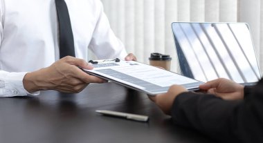 İK başkanı özgeçmişi ve adayın geçmişi hakkındaki bilgileri okuyor, Saha işverenleri iş başvuruları ve müzakere anlaşmaları, işe alım ve iş başvuruları kavramı ile görüşüyor.