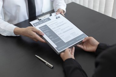 İK başkanı özgeçmişi ve adayın geçmişi hakkındaki bilgileri okuyor, Saha işverenleri iş başvuruları ve müzakere anlaşmaları, işe alım ve iş başvuruları kavramı ile görüşüyor.