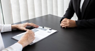 İK başkanı özgeçmişi ve adayın geçmişi hakkındaki bilgileri okuyor, Saha işverenleri iş başvuruları ve müzakere anlaşmaları, işe alım ve iş başvuruları kavramı ile görüşüyor.