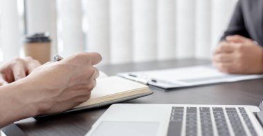 İK başkanı özgeçmişi ve adayın geçmişi hakkındaki bilgileri okuyor, Saha işverenleri iş başvuruları ve müzakere anlaşmaları, işe alım ve iş başvuruları kavramı ile görüşüyor.