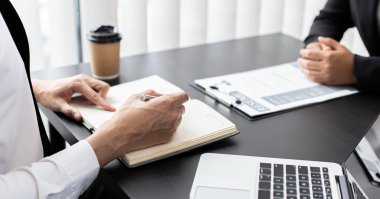 İK başkanı özgeçmişi ve adayın geçmişi hakkındaki bilgileri okuyor, Saha işverenleri iş başvuruları ve müzakere anlaşmaları, işe alım ve iş başvuruları kavramı ile görüşüyor.