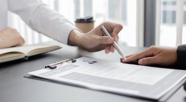 İK başkanı özgeçmişi ve adayın geçmişi hakkındaki bilgileri okuyor, Saha işverenleri iş başvuruları ve müzakere anlaşmaları, işe alım ve iş başvuruları kavramı ile görüşüyor.