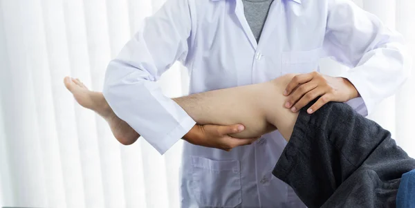 Physiotherapeuten Oder Ärzte Führen Krankengymnastik Für Patienten Durch Die Ins — Stockfoto