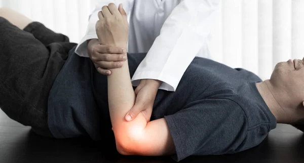 Fisioterapeutas Médicos Realizam Fisioterapia Para Pacientes Internados Hospital Massagem Relaxamento — Fotografia de Stock