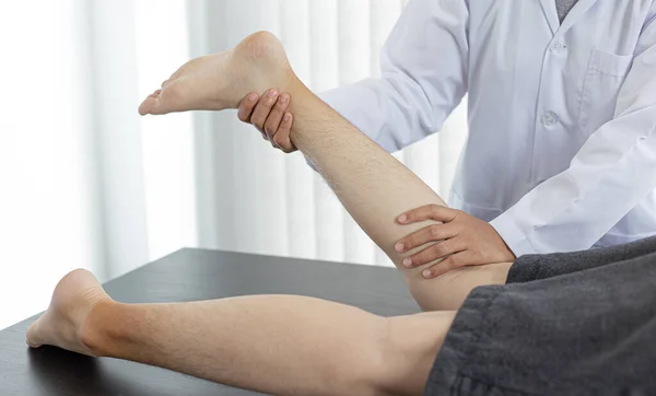 Fisioterapeutas Médicos Realizam Fisioterapia Para Pacientes Internados Hospital Massagem Relaxamento — Fotografia de Stock