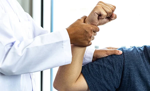 Fisioterapeutas Médicos Realizam Fisioterapia Para Pacientes Internados Hospital Massagem Relaxamento — Fotografia de Stock