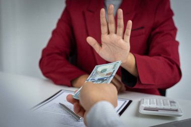 İşadamları, yasadışı arazi ve emlak, iş dolandırıcılığı ve sosyal adaletsizlik, rüşvet ve yolsuzlukla mücadele konsepti satın almak için sözleşmeler imzalayan çalışanlara dolar dağıtıyor.