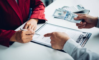 İşadamları, yasadışı arazi ve gayrimenkul, iş dolandırıcılığı ve sosyal adaletsizlik, yolsuzluk ve rüşvet kavramını satın almak için sözleşmeler imzalayan çalışanlara dolar dağıtıyor.