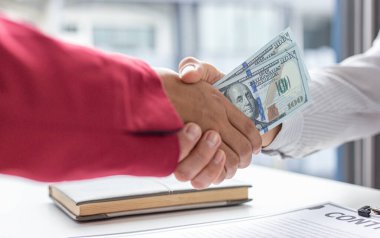 Şeytani bir plan için tebrik eden işadamları, yasadışı arazi ve gayrimenkul, yolsuzluk ve rüşvet konsepti satın almak için sözleşme imzalayan çalışanlara rüşvet olarak dolar veriyorlar..