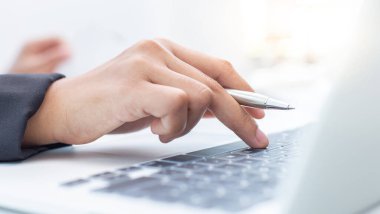 Şirketin sahipleri kurumsal gelir vergisini hesaplıyor ve modern işletme yeniden yapılandırması, mali ve pazarlama stratejisi planlamasına hazırlanmak için mali verileri analiz ediyorlar..