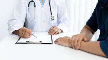 Doktor şu anda hastalığı teşhis ediyor ve psikiyatrik hastalara, sağlık analizine ve danışmanlık ve tedavi kavramına tavsiyelerde bulunuyor..