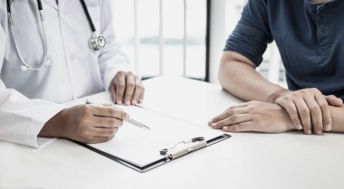 Doktor şu anda hastalığı teşhis ediyor ve psikiyatrik hastalara, sağlık analizine ve danışmanlık ve tedavi kavramına tavsiyelerde bulunuyor..