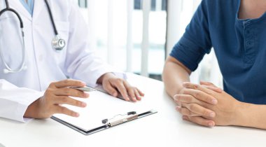 Doktor şu anda hastalığı teşhis ediyor ve psikiyatrik hastalara, sağlık analizine ve danışmanlık ve tedavi kavramına tavsiyelerde bulunuyor..