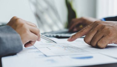 Beyin fırtınası ekibi, pazarlamacılar ve finans muhasebecileri müşteri ihtiyaçlarını karşılayacak stratejiler, iş konsepti için bilgisayar teknolojisi planlarını tartışıyor ve analiz ediyorlar..