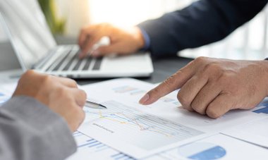 Beyin fırtınası ekibi, pazarlamacılar ve finans muhasebecileri müşteri ihtiyaçlarını karşılayacak stratejiler, iş konsepti için bilgisayar teknolojisi planlarını tartışıyor ve analiz ediyorlar..