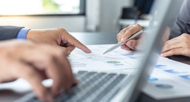 Beyin fırtınası ekibi, pazarlamacılar ve finans muhasebecileri müşteri ihtiyaçlarını karşılayacak stratejiler, iş konsepti için bilgisayar teknolojisi planlarını tartışıyor ve analiz ediyorlar..