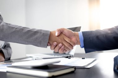 Her iki işadamı da mali başarıyı kutlamak için el sıkışıyor, tebrikler ve selamlar konsepti. 