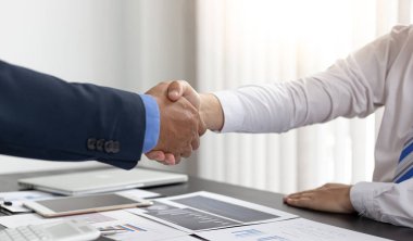 Her iki işadamı da mali başarıyı kutlamak için el sıkışıyor, tebrikler ve selamlar konsepti. 