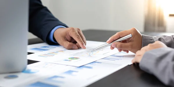 Equipo Lluvia Ideas Comercializadores Contadores Financieros Están Discutiendo Analizando Gráficos — Foto de Stock